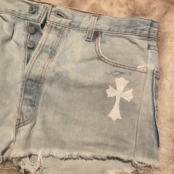 ✨womens denim Levi’s shorts with cross stamp✨ - Picture 2 of 6